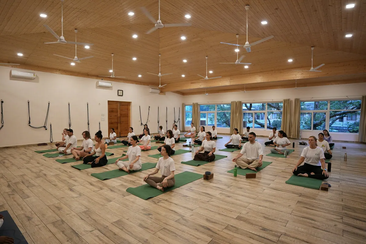 A studio full of students in a led class